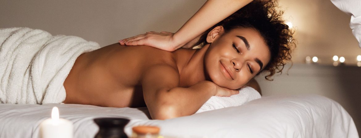 masseur-doing-massage-on-woman-body-in-spa-salon-SD5QFPU.jpg